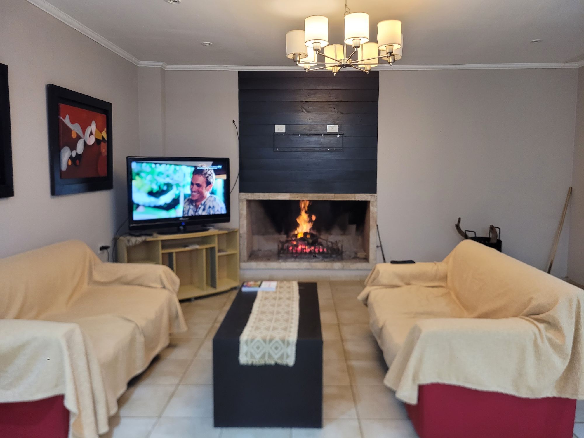 Sala de estar con hogar a leña