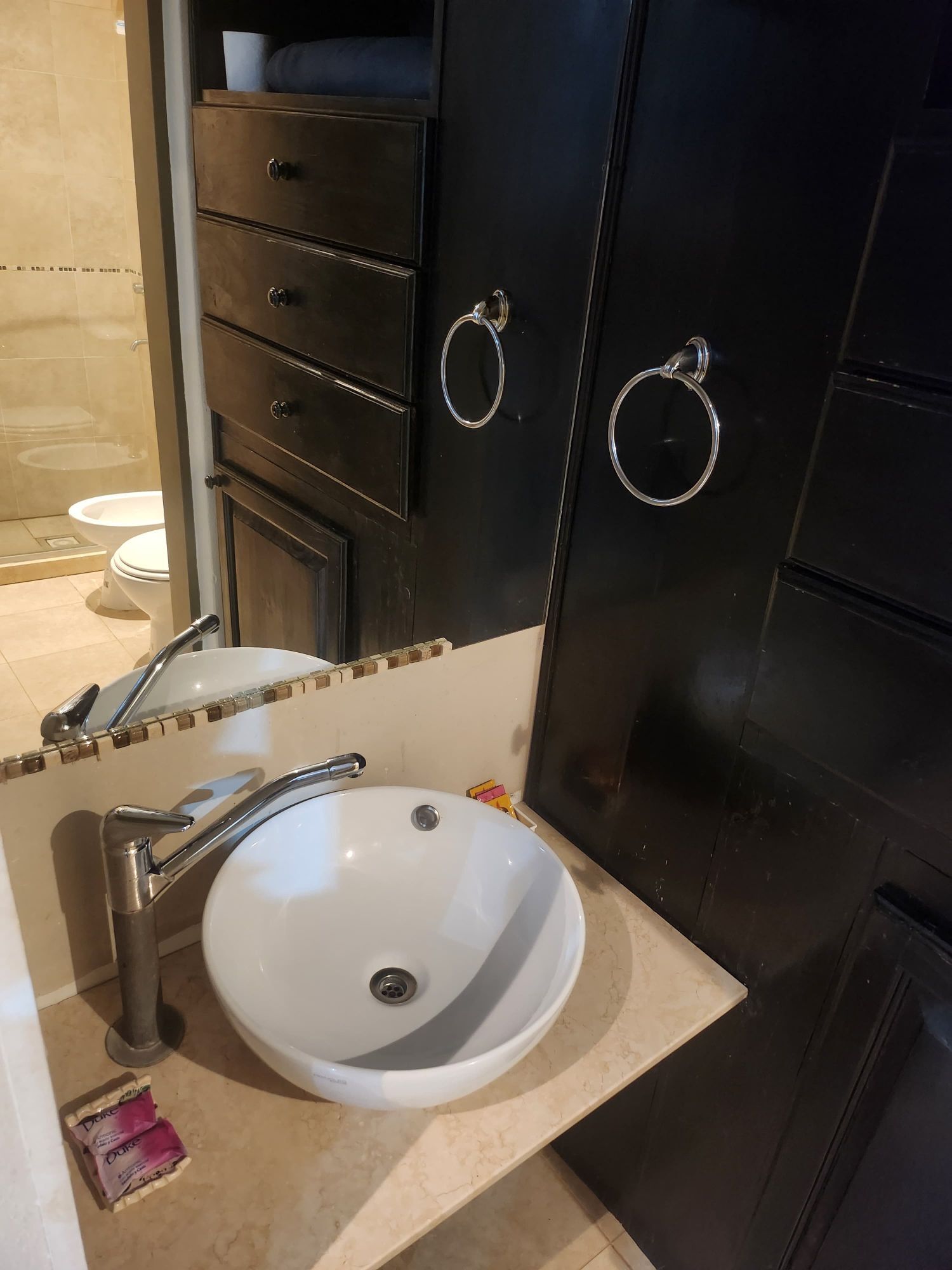Lavabo y bañera de un baño privado