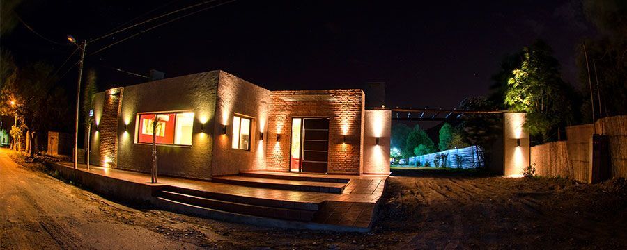 Fachada iluminada de Posada Las Marías